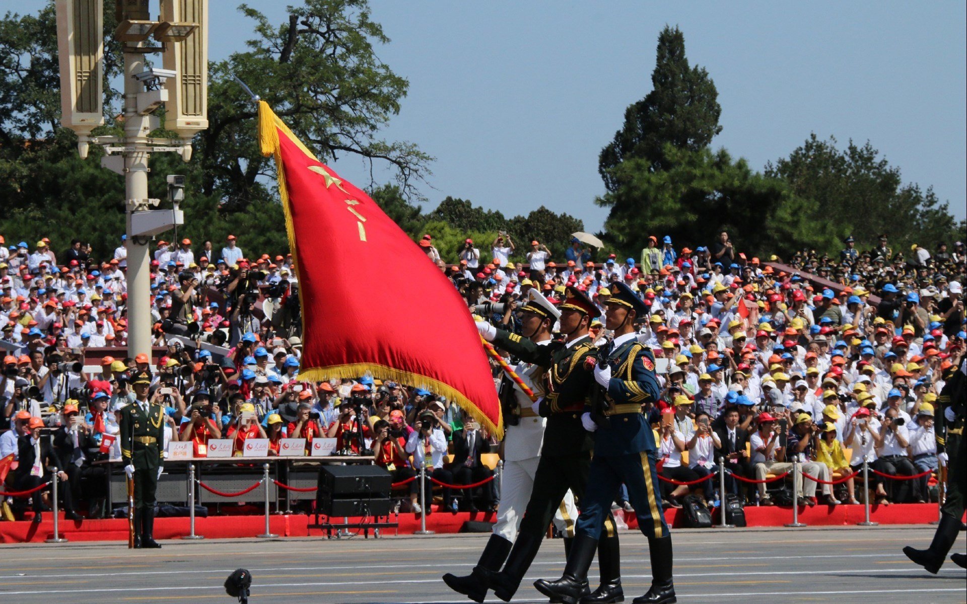 “多地暴雨雷暴，比赛时间频繁推迟”