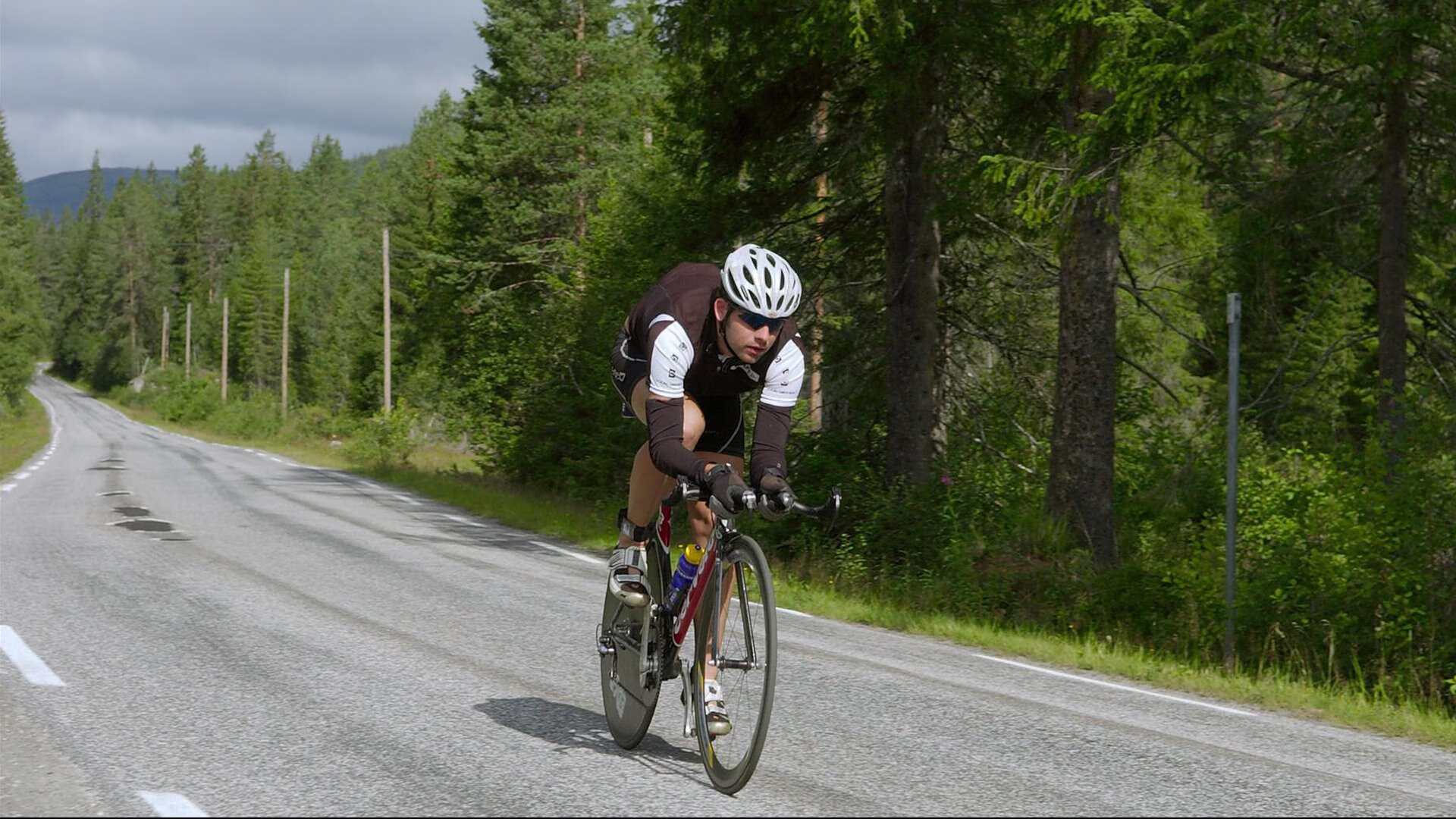 “高新体育中心：羽毛球选手演绎极限技巧与团队协作”